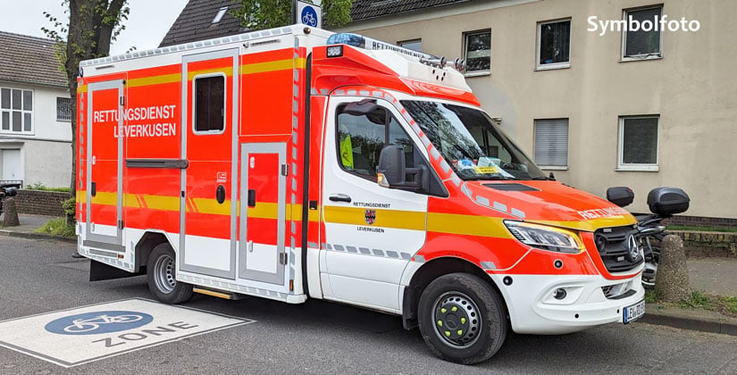 Auto überschlagen: Rettungskräfte befreien zwei verletzte Personen