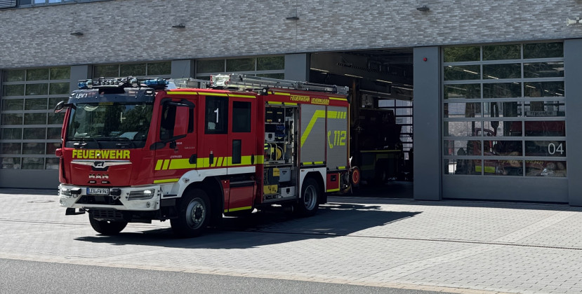 Pkw brennt nach Unfall auf A1 bei Burscheid