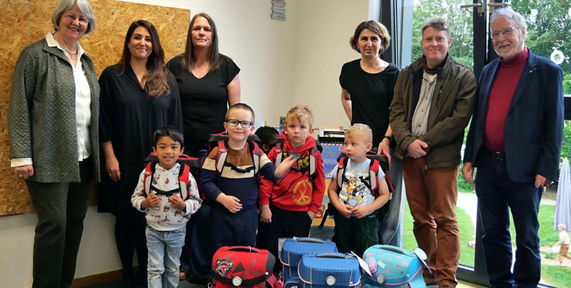 Kiwanis Club spendet 64 Schulranzen für Leverkusener Erstklässler