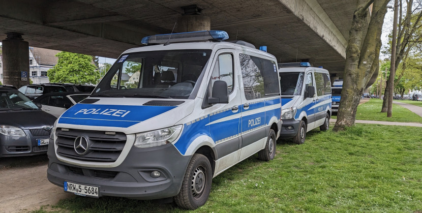 Nach Angriff auf Polizisten in Leverkusen: Polizei fahndet mit Fotos nach Fortuna-Fan