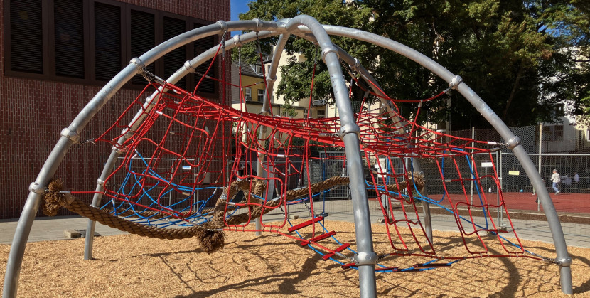 Dschungelarena auf dem Schulhof: Neues Spielgerät in Wiesdorf freigegeben