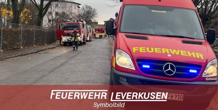 Feuerwehr sichert rund 100 Behälter mit unbekannten Flüssigkeiten in Hitdorf