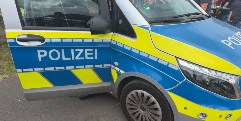 Gestohlener Lieferwagen crasht durch Köln